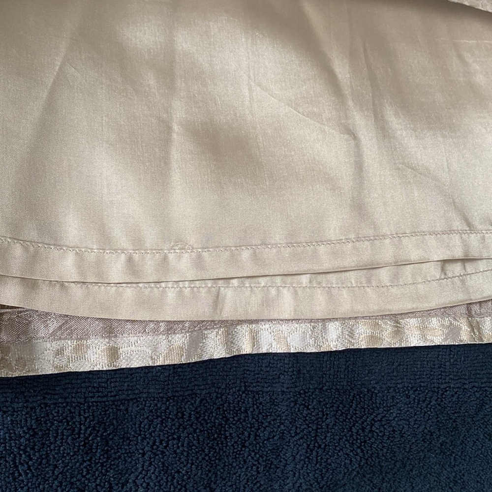 ❇️Ann Taylor pleated taupe/beige silk skirt with gold sequins and thread accents - Picture 7 of 9